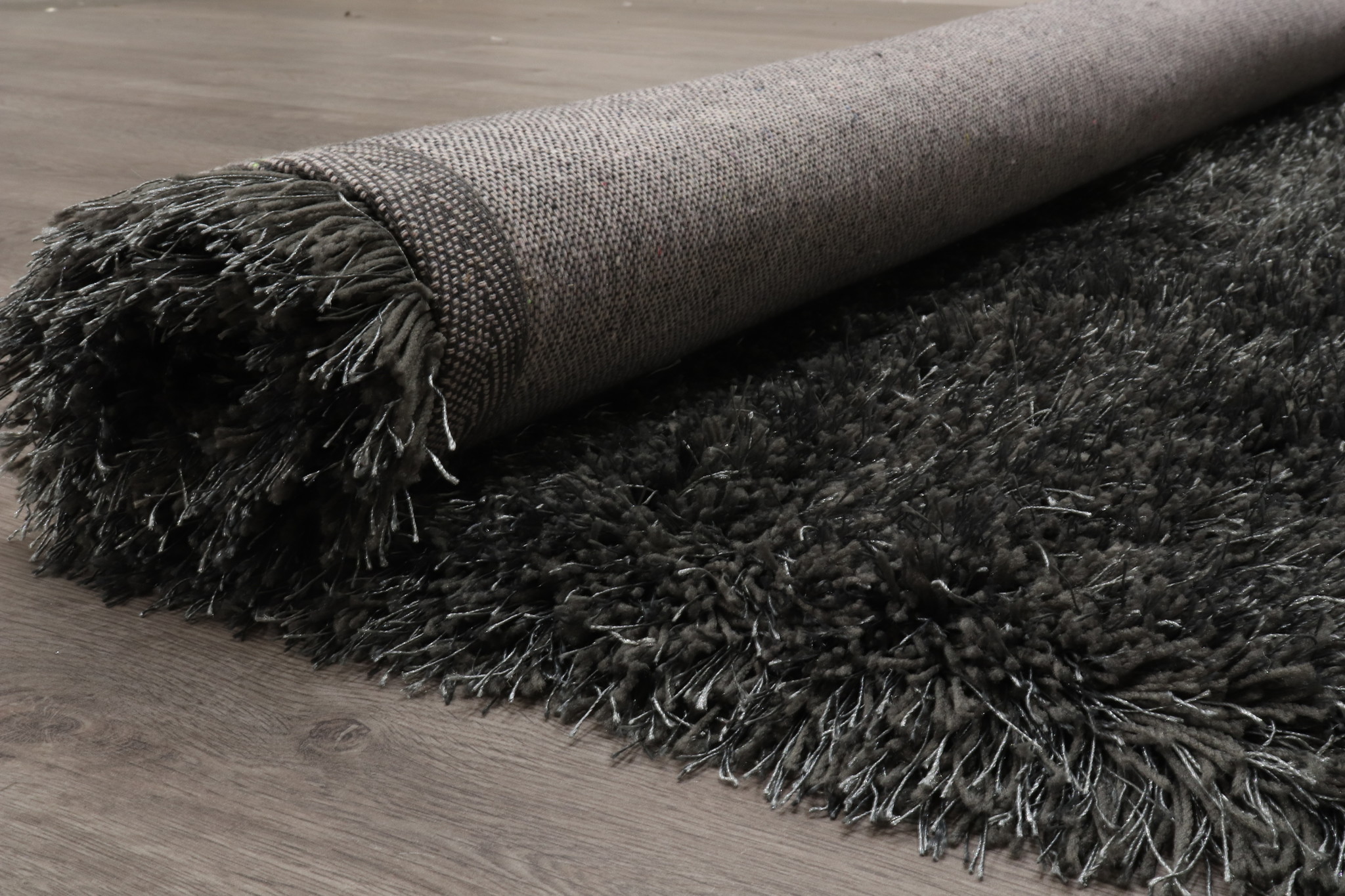 Hoogpolig tapijt in polyester mix antraciet | Onlinemattenshop