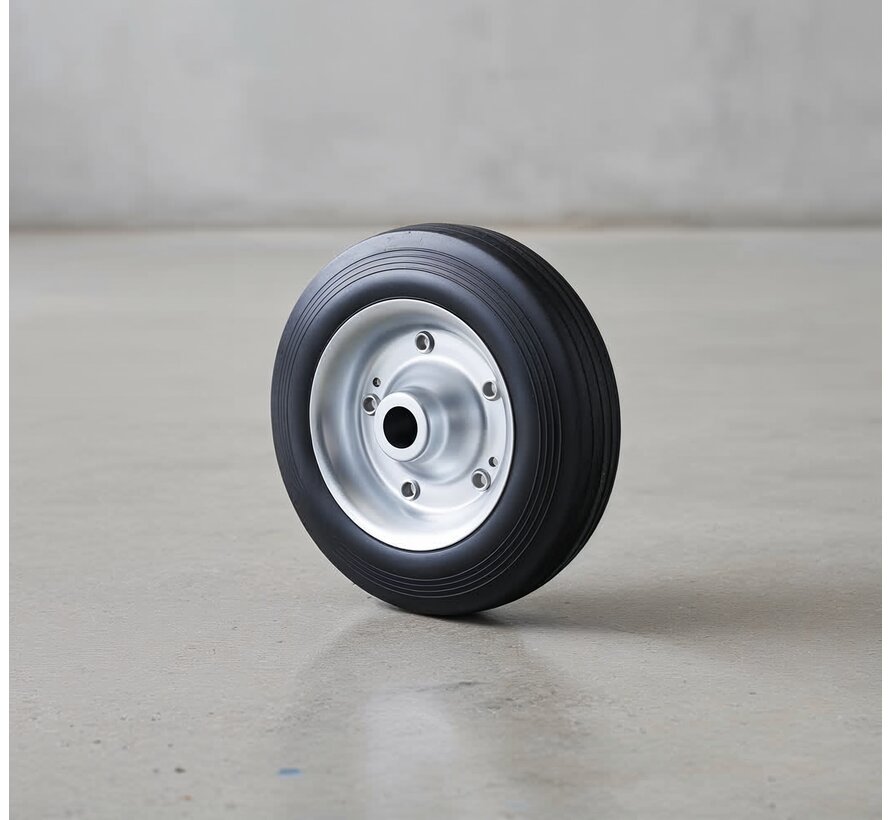 Ruota industriale Ø125x37,5 mm, pneumatico in gomma piena nera, centro ruota in acciaio stampato, cuscinetto a rulli, foro asse Ø15 mm, lunghezza mozzo 50 mm - capacità di carico 130 kg