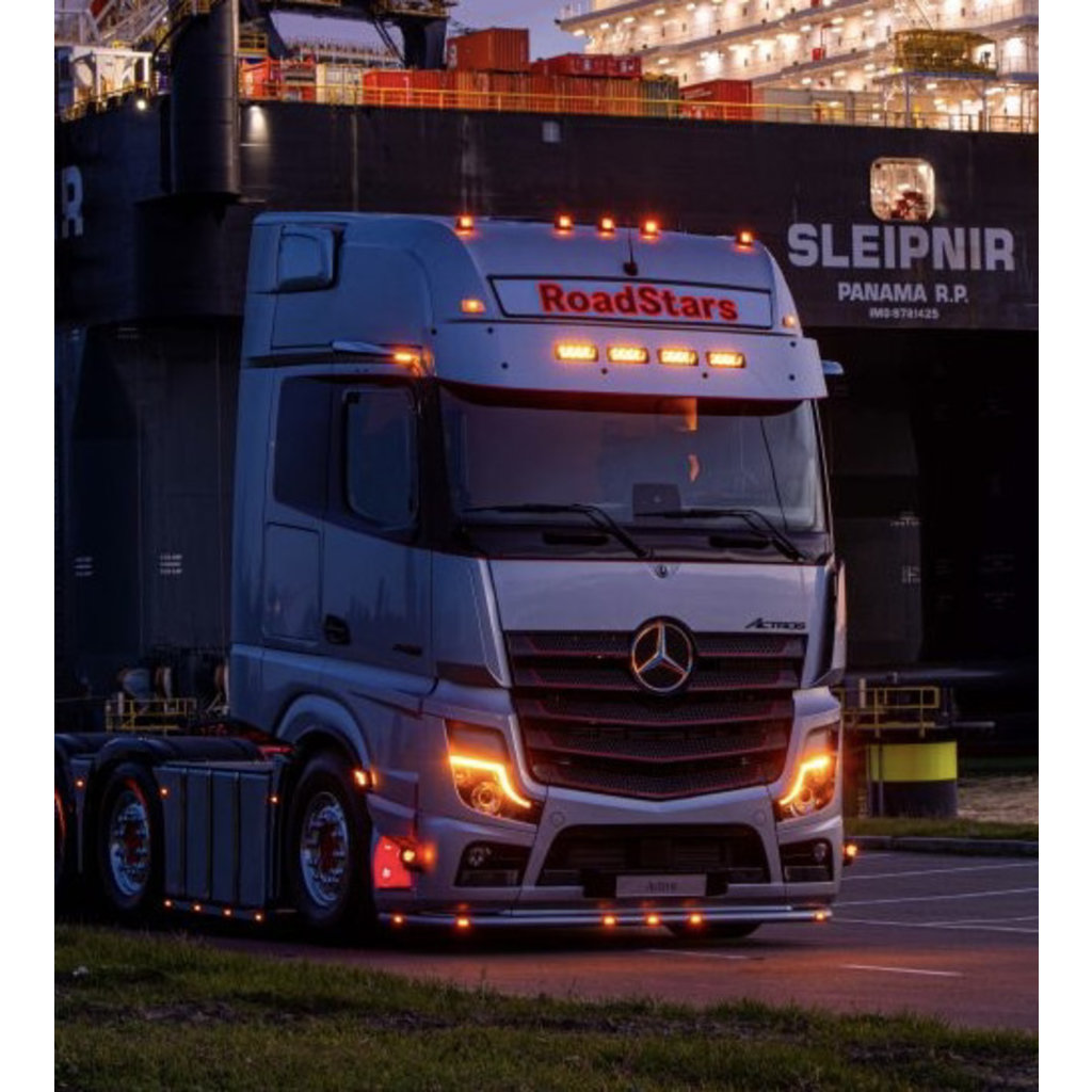 Mercedes*: Actros MP4 Sonnenblende mit Scheinwerferaufnahmen  Spezialausführung