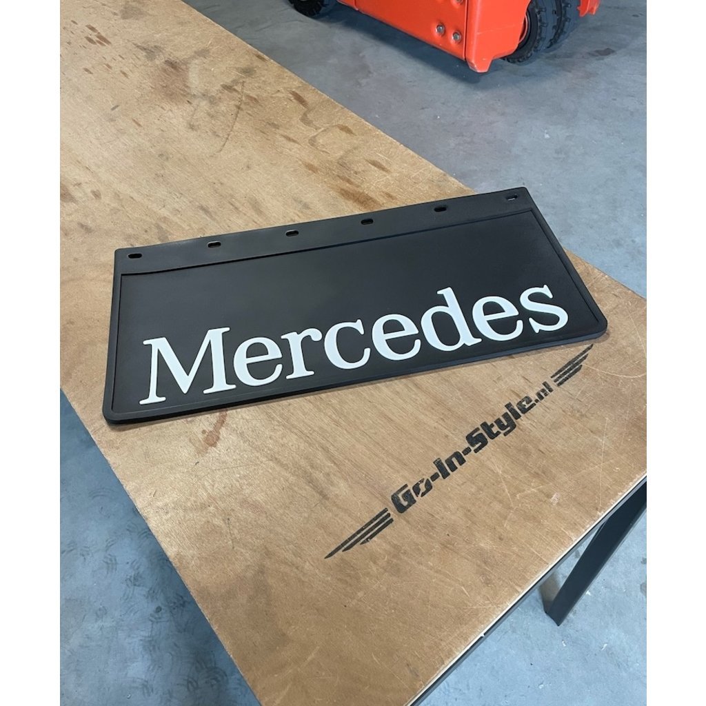 Mercedes-Schmutzfänger mit aufgesetzten Buchstaben 