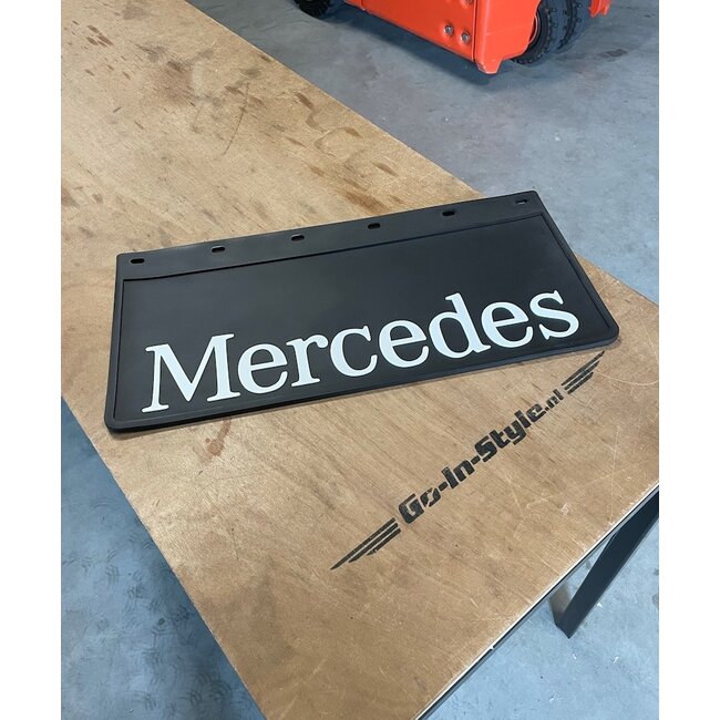 Schöner Schmutzfänger mit dicker Mercedes-Aufschrift 60 × 30 cm
