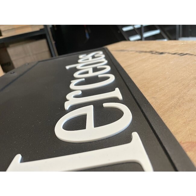 Mooie spatlap met opgelegde Mercedes letters 60x30cm