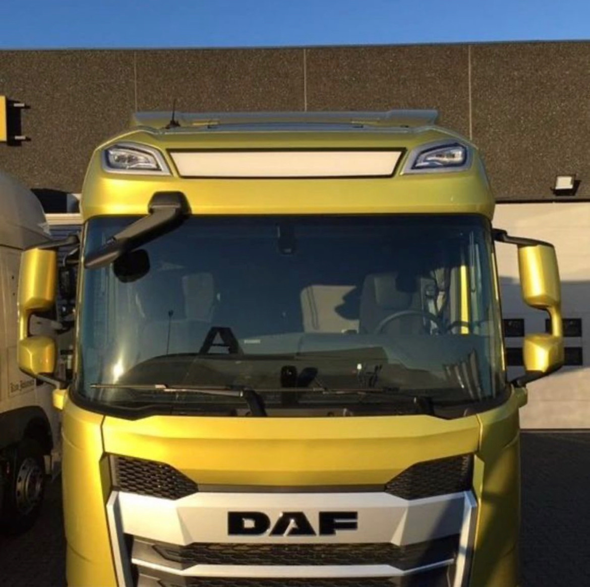 Enseigne lumineuse lisse DAF XF / XG 2021 - 128 x 19 cm