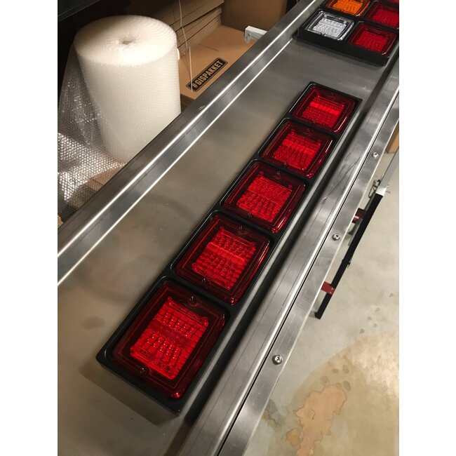 Ramowy zderzak tylny Turbo Truckparts z 8 okrągłymi otworami (stal nierdzewna)