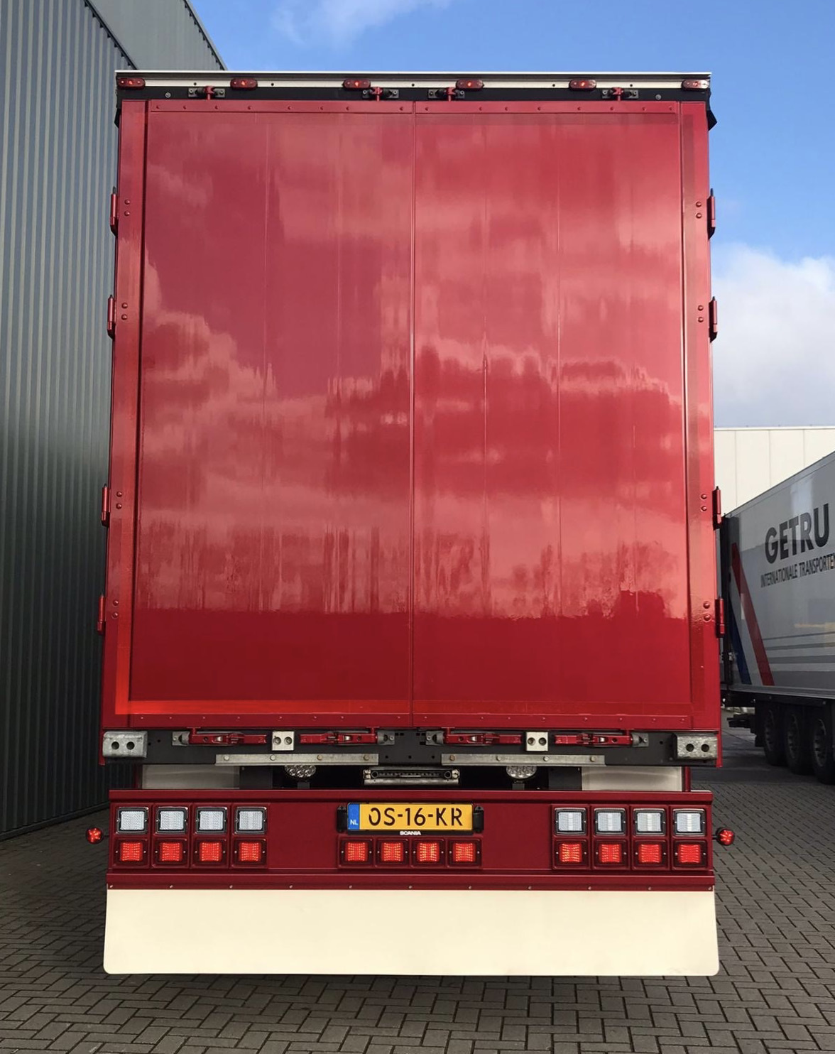 Ramowy zderzak tylny Turbo Truckparts z 8 okrągłymi otworami (stal nierdzewna)