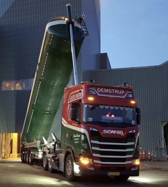 Oranje dagrijverlichting voor in de halogeen koplamp van Scania Nextgen