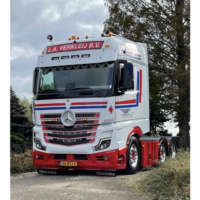 Lækker stænklap med tykke Mercedes bogstaver 60 x 30 cm