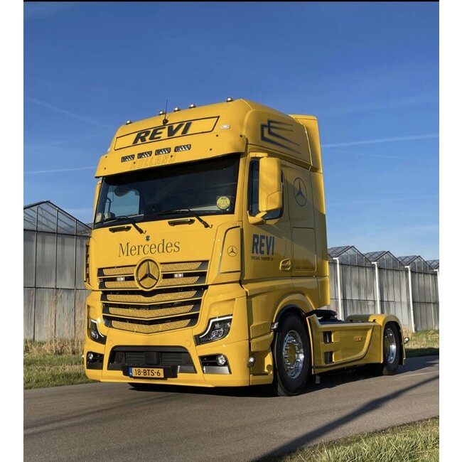 Niska osłona przeciwsłoneczna Fox Parts do ciężarówki Mercedes Actros z 4x światłami Lazer Tripple R750