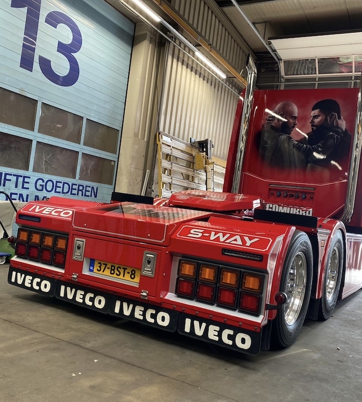 Iveco Chlapacz Iveco 63 x 35cm (sztuka)