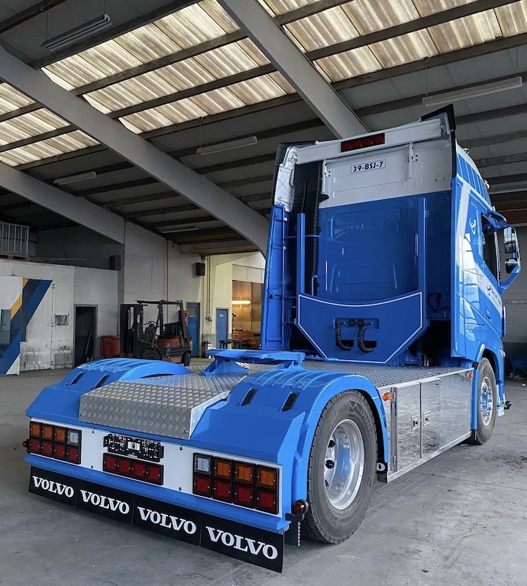 Ramowy zderzak tylny Turbo Truckparts z 8 okrągłymi otworami (stal nierdzewna)