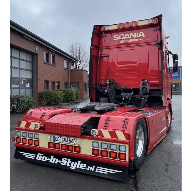Ramowy zderzak tylny Turbo Truckparts z 8 okrągłymi otworami (stal nierdzewna)