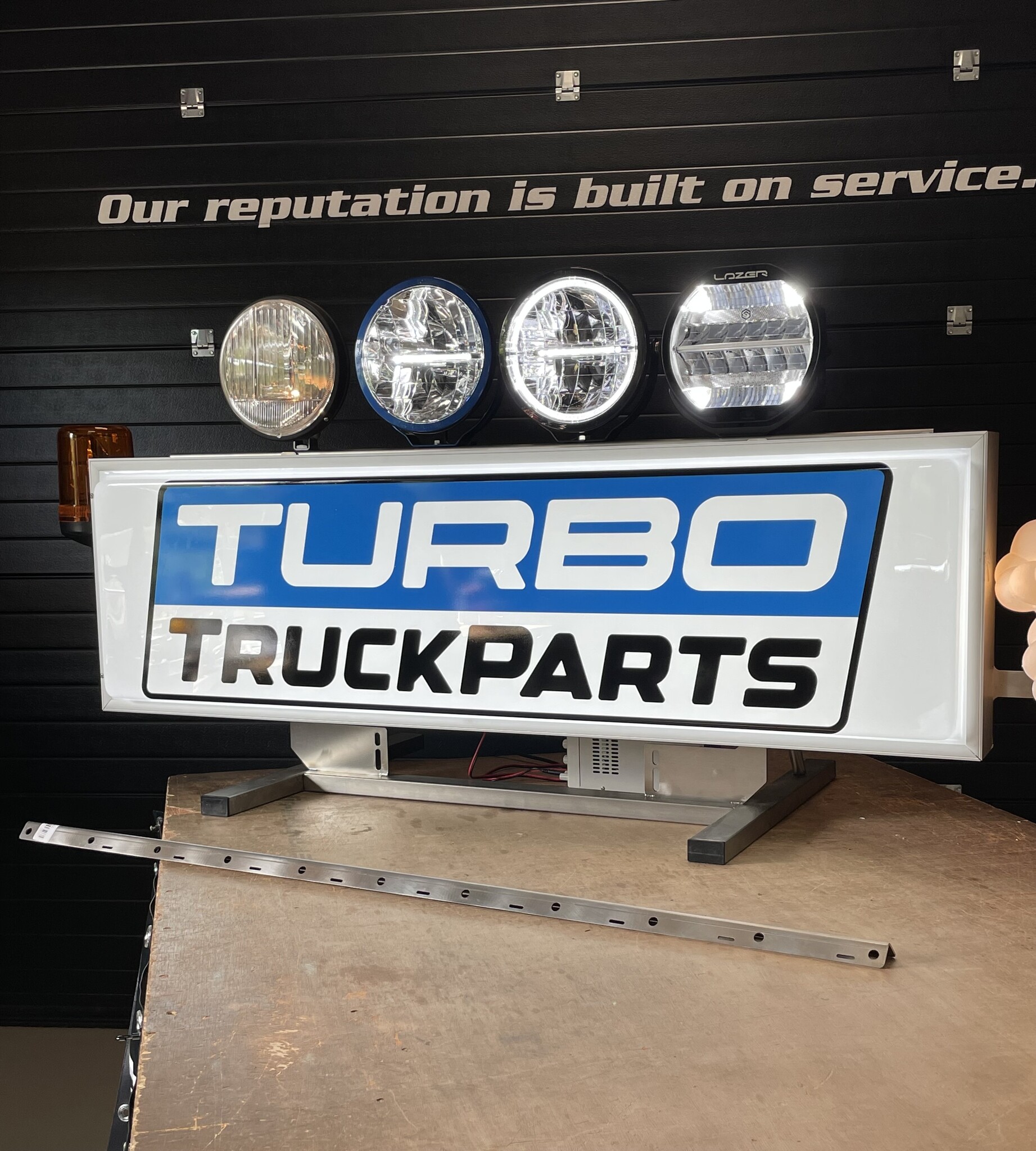 Support pour 4, 5 ou 6 feux à placer au-dessus de l'enseigne caisson lumineux