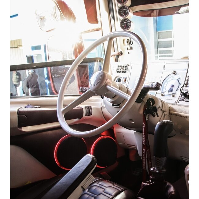 Retro 3-spoke steering wheel, available in grey, white and black!