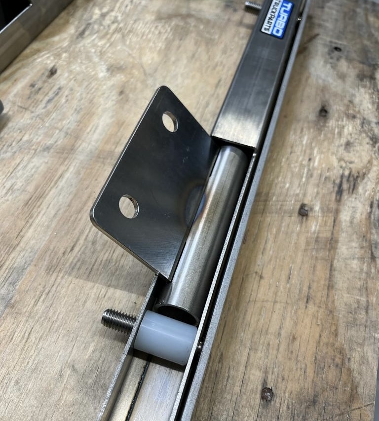 Turbo Truckparts scharnierende spatlapsteun voor de achterbumper!