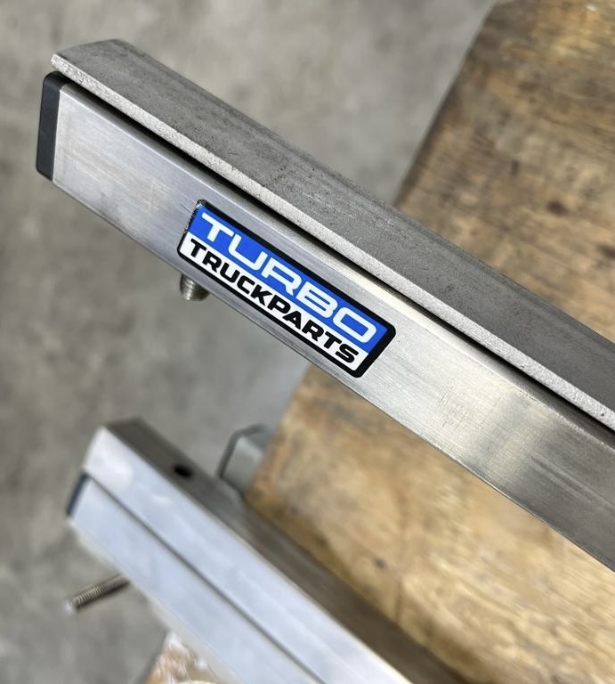 Turbo Truckparts scharnierende spatlapsteun voor de achterbumper!