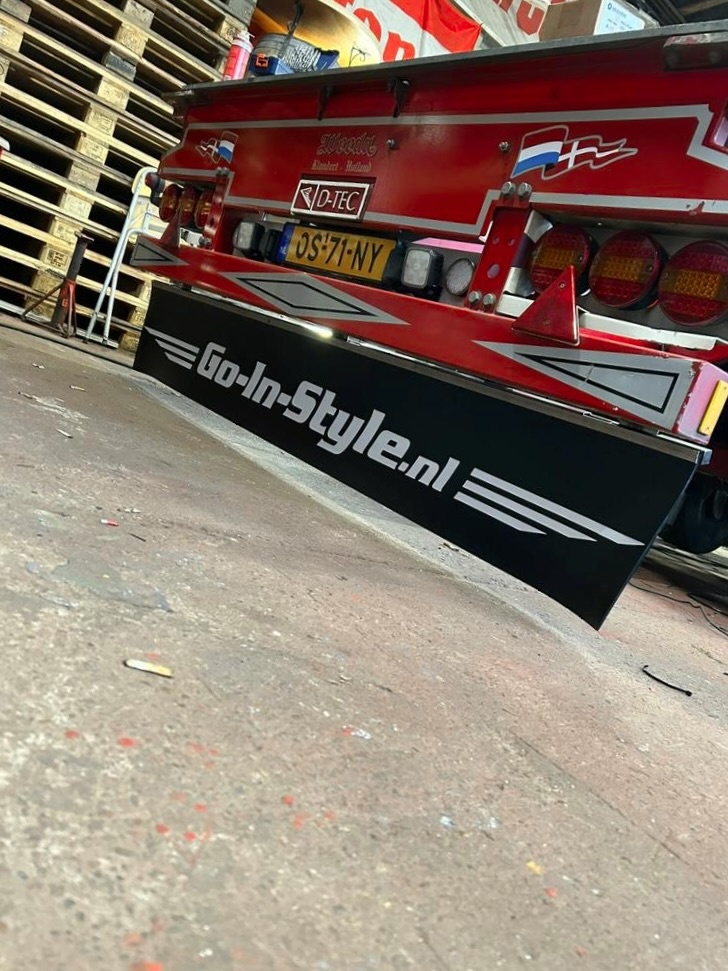 Turbo Truckparts scharnierende spatlapsteun voor de achterbumper!