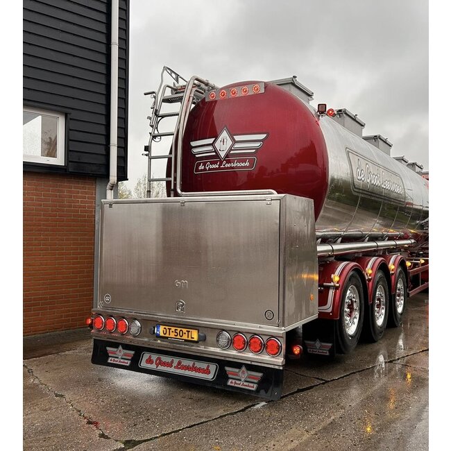 Ramowy zderzak tylny Turbo Truckparts z 8 okrągłymi otworami 236 cm (stal nierdzewna)