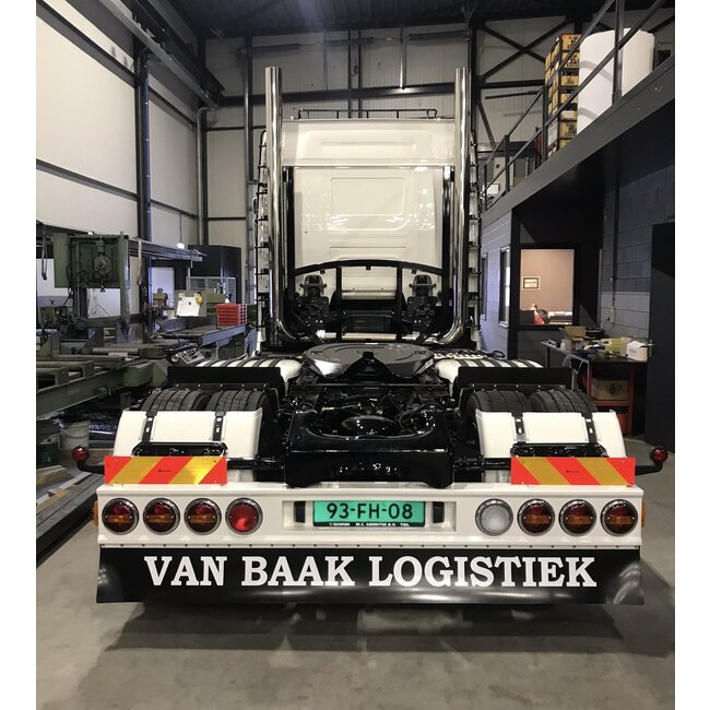 Heckstoßstange aus Stahl mit 8 runden Lampenlöchern