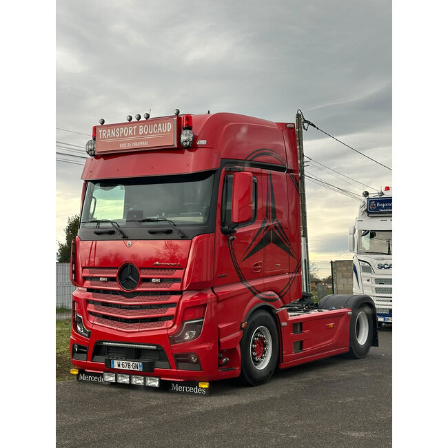 Fox Parts lowered sun visor for the Mercedes Actros