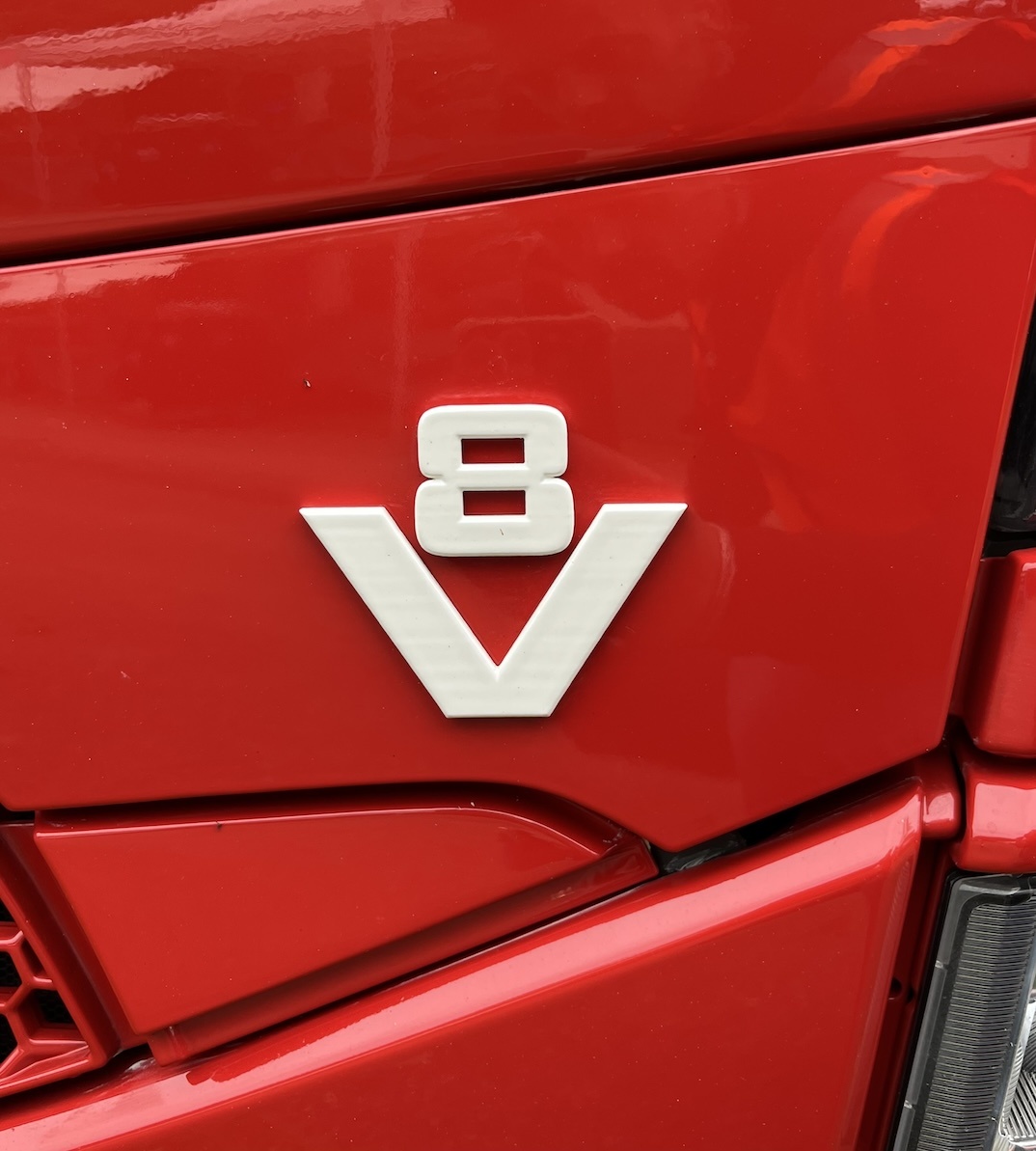 Special interior Oldskool V8 Grille emblem