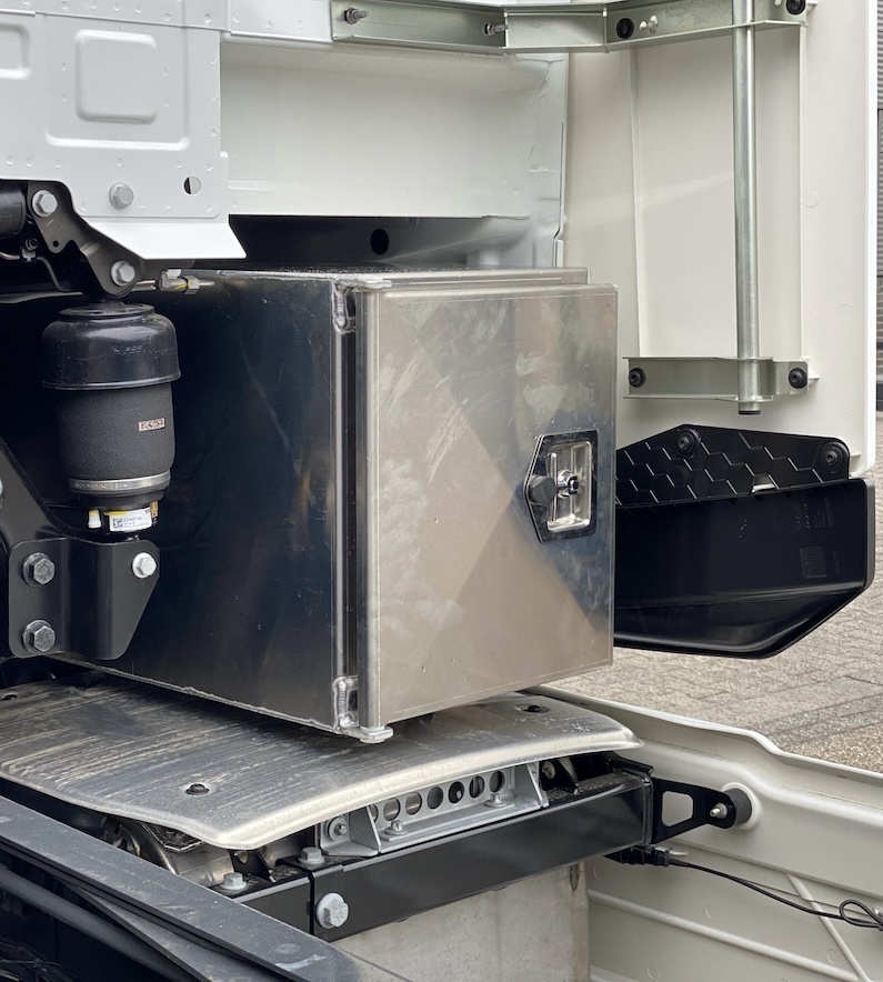 XPOtool transportkist aluminium 60x25x30 cm, opbergkist voor gereedschappen en voorwerpen incl. 2 sleutels, robuuste opbergbox voor vrachtwagens en vervoer, disselbak voor aanhangers