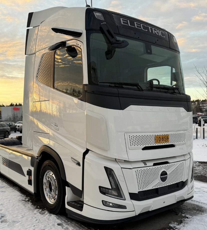 thumbnail image 2 of Bragan™ Front Dirt Deflector For Volvo FH4 Trucks (2013-2021) – UV-Proof 2 of 5
