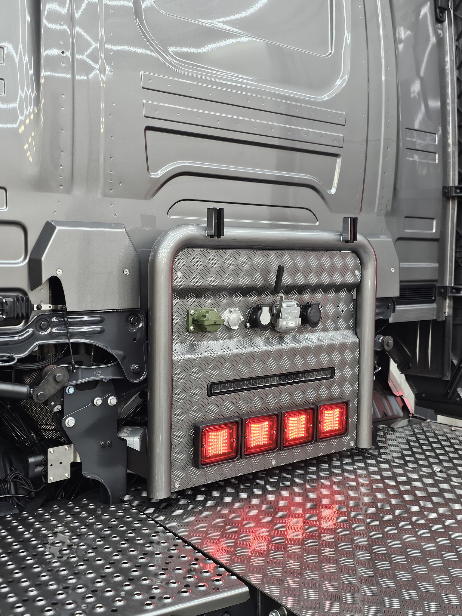 Suspension Cover aluminium Scania R & S