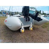 Het dinghy dolly-systeem voor het met de hand verplaatsen van rubberboten.