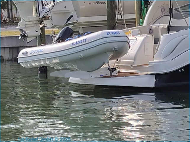 Folding davits for soft-hulled tenders (Soft Inflateable boats, SIB)