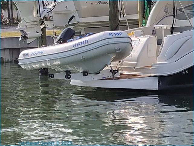 Folding davits for rigid hull boats / tenders (RIB rigid inflatable boat) with wheels