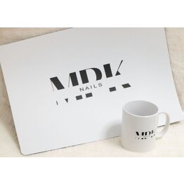 Arbeitsunterlage & Tasse mit MPK-Logo
