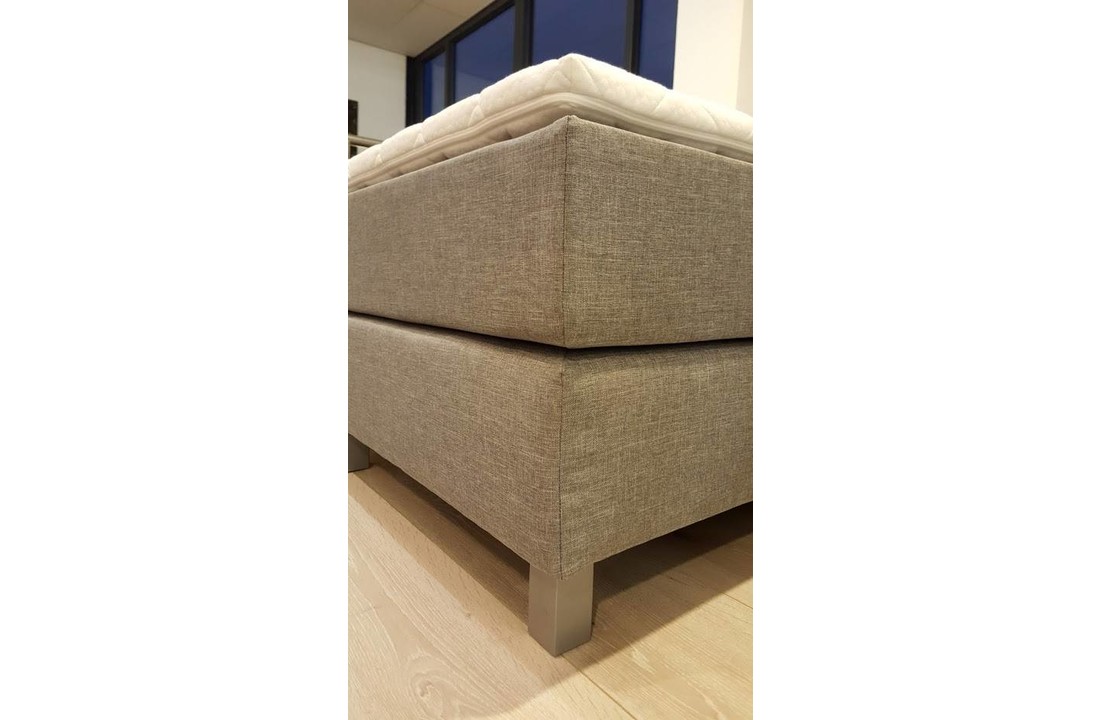 Box spring bed 2000