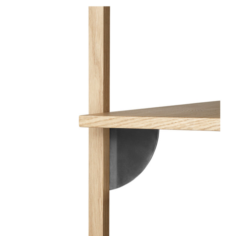 ferm LIVING-collectie Houten wandrek Sector Shelf T/W - eiken - zwart Brass