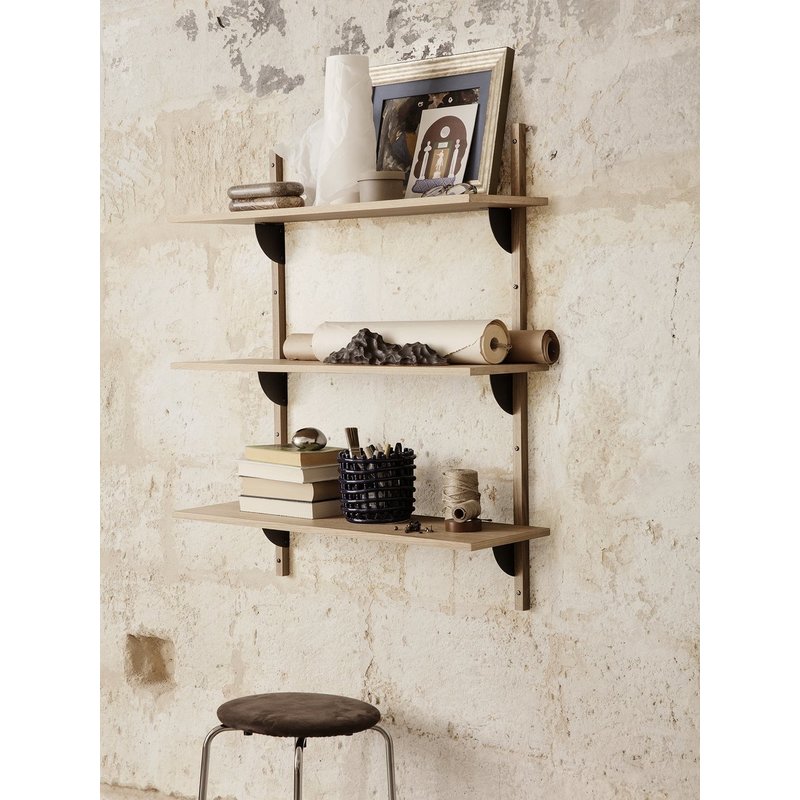 ferm LIVING-collectie Houten wandrek Sector Shelf T/W - eiken - zwart Brass