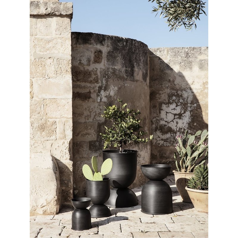 ferm LIVING-collectie Hourglass Pot - Extra Small - Black/D. G