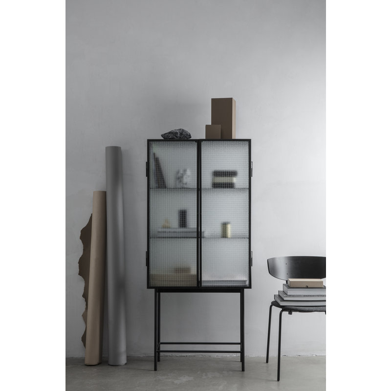 ferm LIVING-collectie Vitrinekast Haze zwart gestreept glas