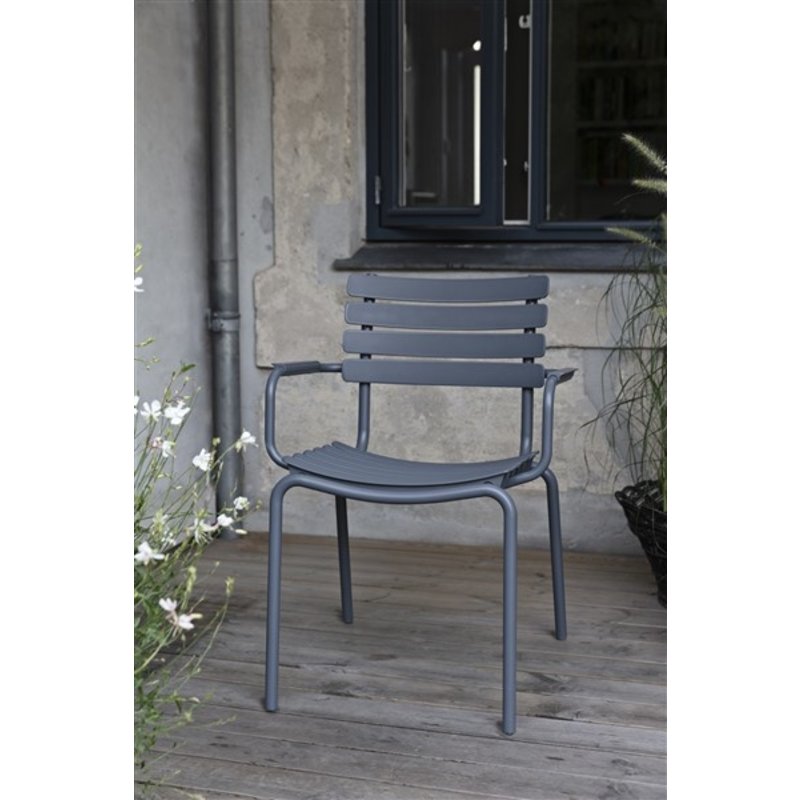 Houe-collectie ReCLIPS Dining Chair with sky blue lamellas and armrests