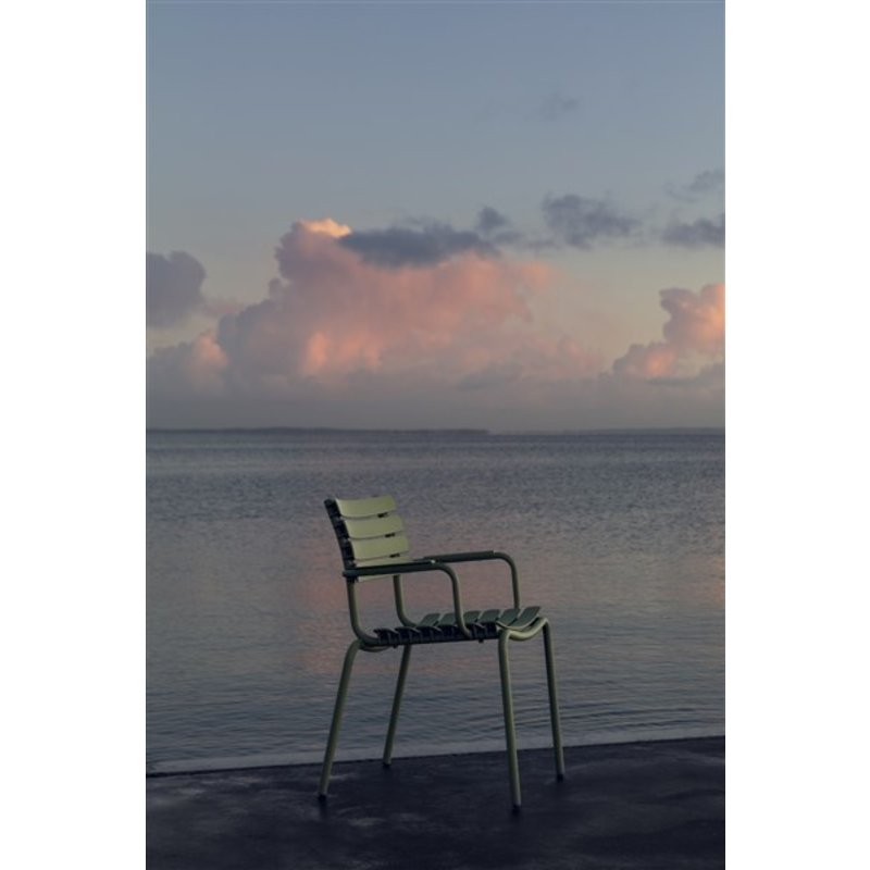 Houe-collectie ReCLIPS Dining Chair with olive green lamellas and armrests