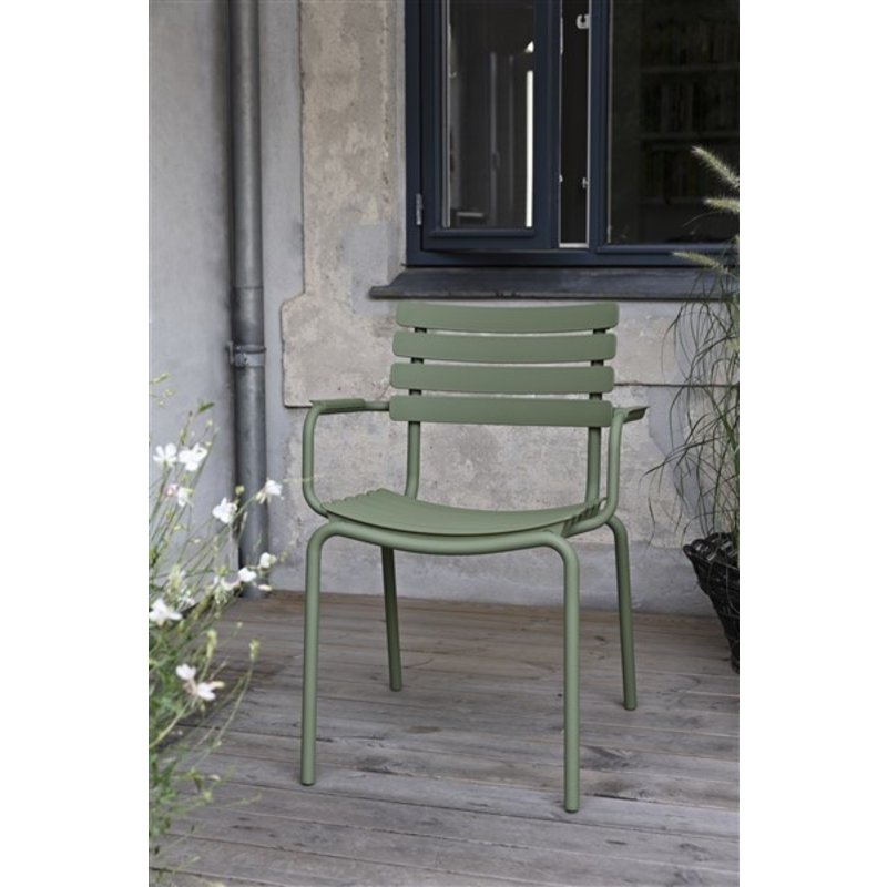 Houe-collectie ReCLIPS Dining Chair with olive green lamellas and armrests
