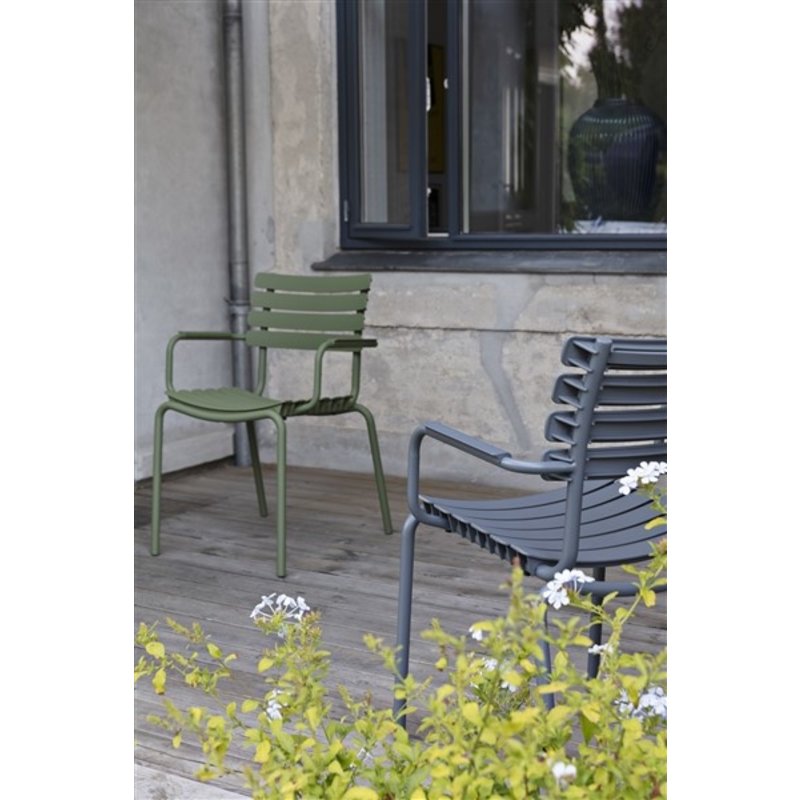 Houe-collectie ReCLIPS Dining Chair with olive green lamellas and armrests