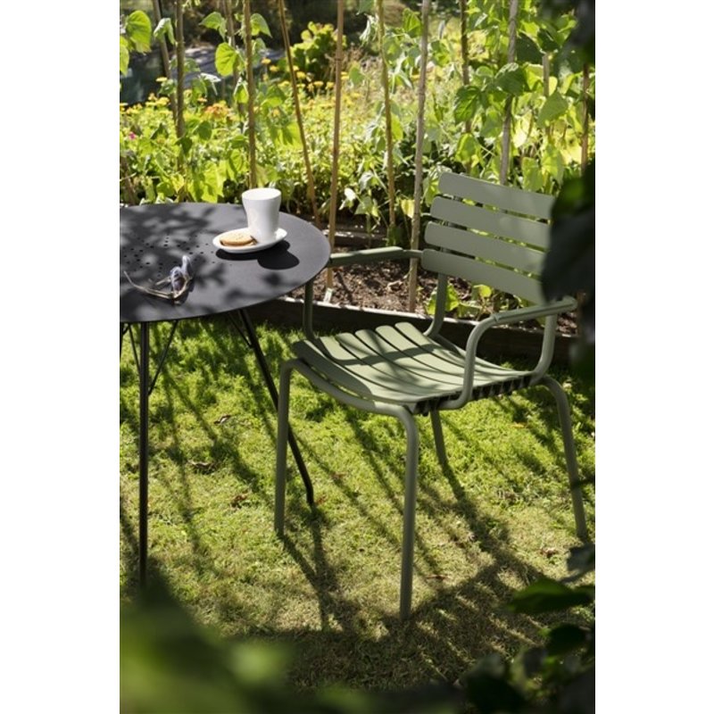 Houe-collectie ReCLIPS Dining Chair with olive green lamellas and armrests
