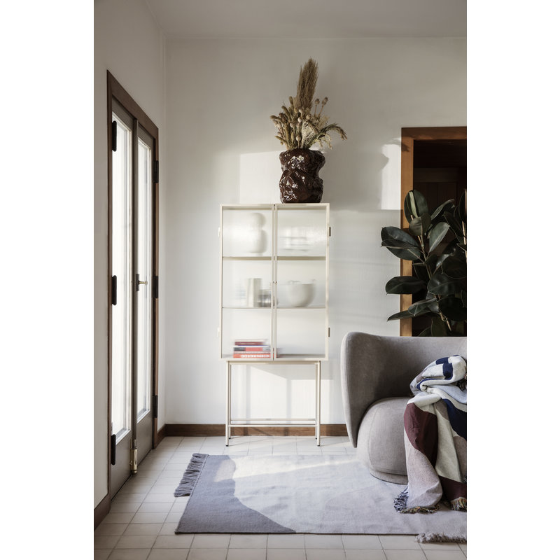 ferm LIVING-collectie Vitrinekast Haze cashmere gestreept glas