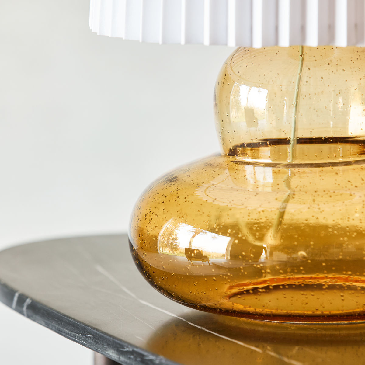 gouden sensatie bovenstaand House Doctor Tafellamp met lampenkap Ribe amber - Deens