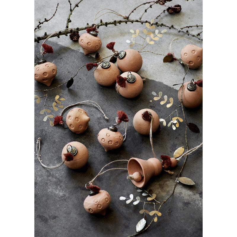 Madam Stoltz-collectie  Iron garland with small leaves