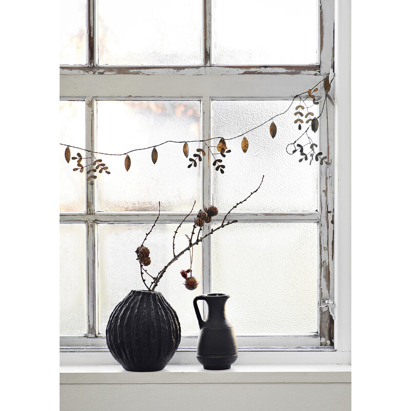 Madam Stoltz-collectie  Iron garland with small leaves