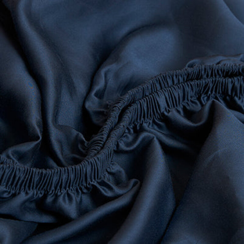 Coco & Cici Tencel hoeslaken blauw wordt vertaald naar "Tencel fitted sheet blauw" in het Nederlands.