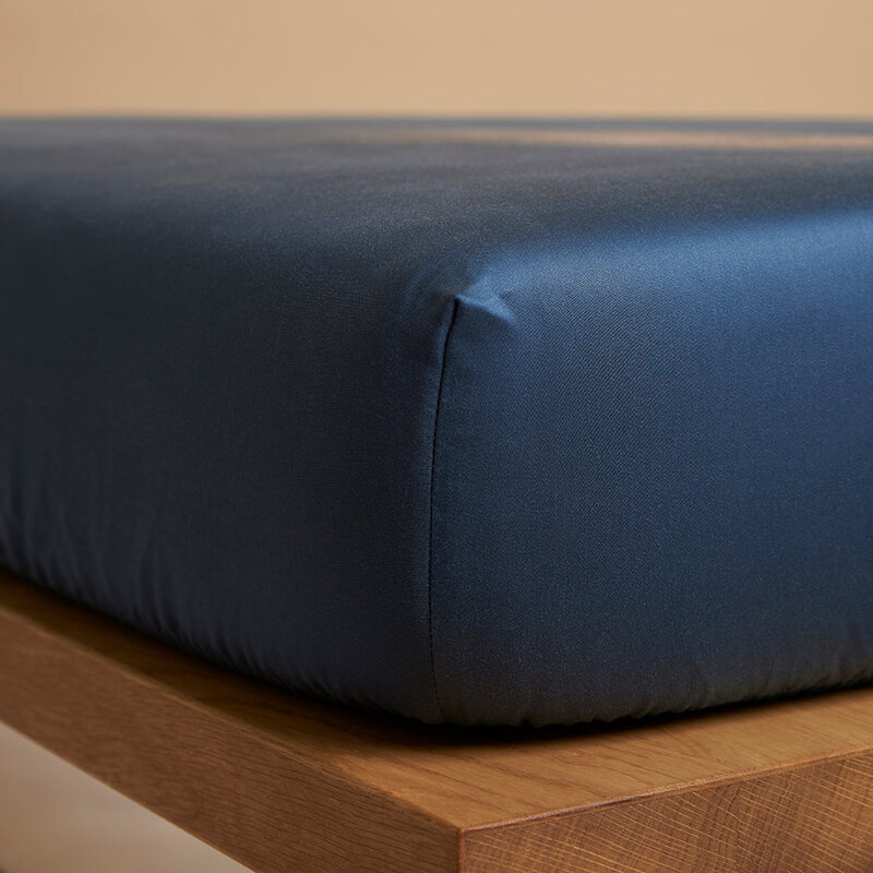 Coco & Cici Tencel hoeslaken blauw wordt vertaald naar "Tencel fitted sheet blauw" in het Nederlands.