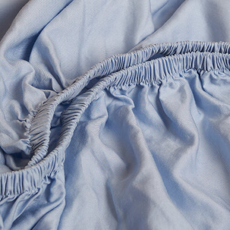 Coco & Cici Tencel hoeslaken licht blauw wordt vertaald naar "Tencel fitted sheet licht blauw" in het Nederlands.