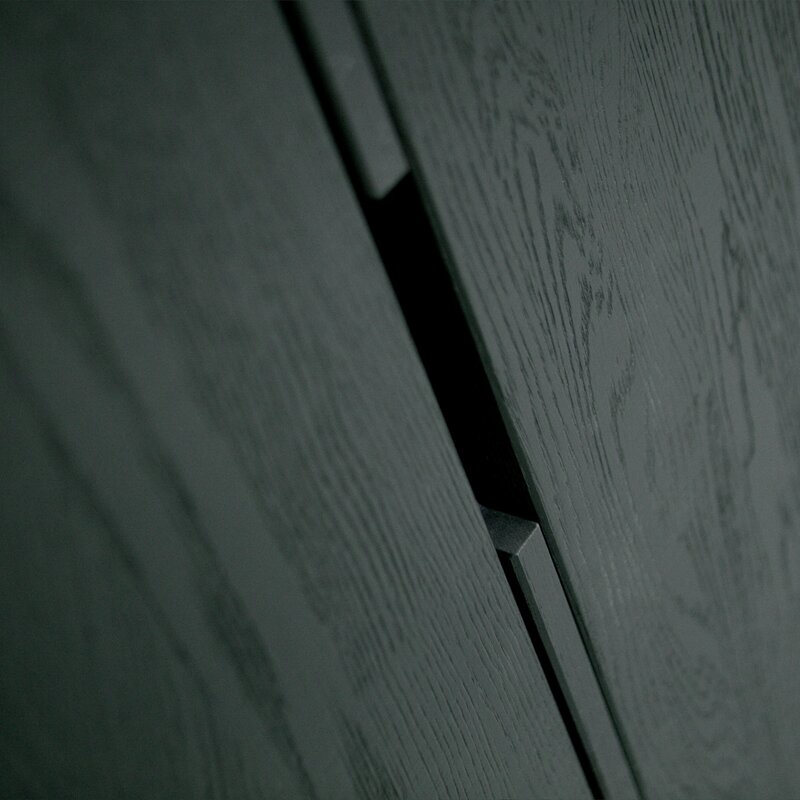 WOOOD-collectie SILAS 2-DEURS KAST ESSEN BLACKNIGHT [fsc]