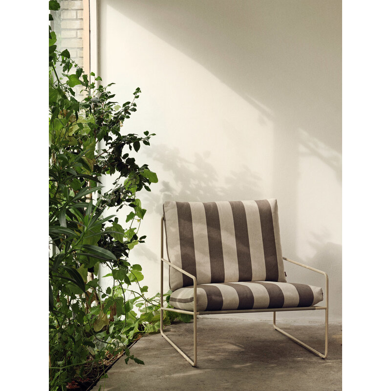 ferm LIVING-collectie Desert loungstoel outdoor Stripe - Cashmere/Chocolate